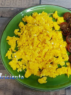 Una foto de Huevos azules revueltos, con tomates cherry
