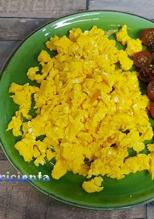 Una foto de Huevos azules revueltos, con tomates cherry