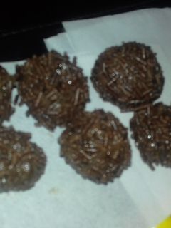 Una foto de Brigadeiros "negrinhos" tradicionales de Brasil
