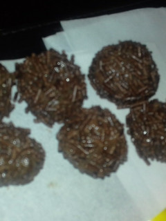 Una foto de Brigadeiros "negrinhos" tradicionales de Brasil