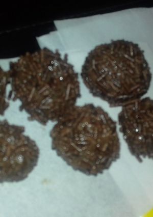 Una foto de Brigadeiros "negrinhos" tradicionales de Brasil