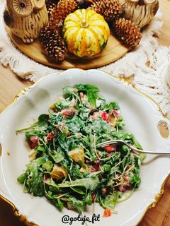 Zdjęcie przepisu Sałatka z rukolą, fetą, pomarańczą i suszonymi pomidorami.