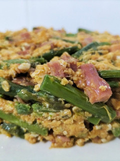 Una foto de Revuelto de espárragos con jamón y grana padano al pimentón