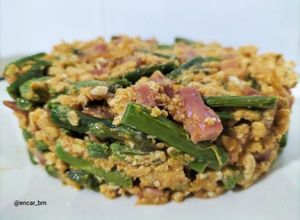 Foto principal de Revuelto de espárragos con jamón y grana padano al pimentón
