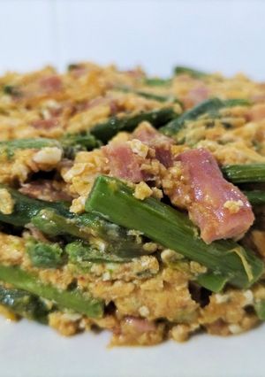 Una foto de Revuelto de espárragos con jamón y grana padano al pimentón