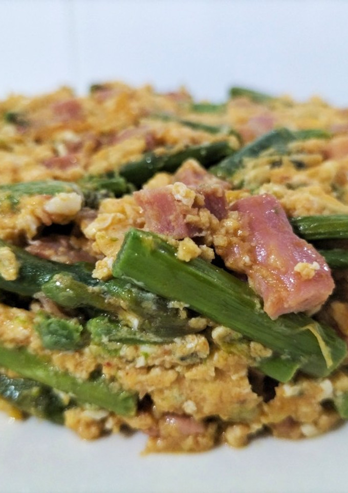 Una foto de Revuelto de espárragos con jamón y grana padano al pimentón