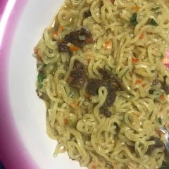 A picture of Spicy Indomie with leftover tsire.