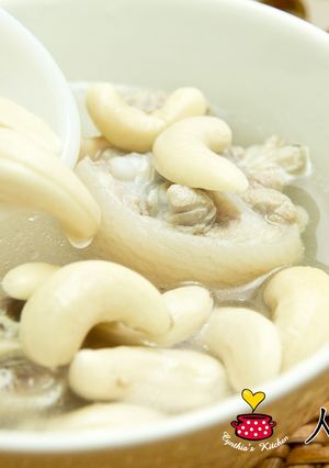 人妻的廚房－腰果豬尾湯 的食譜成品照片