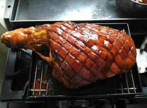 Una foto de Pernil de cerdo al horno. Ideal para fiestas. No falla