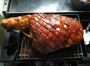 Una foto de Pernil de cerdo al horno. Ideal para fiestas. No falla