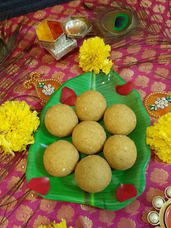मुगाचे लाडू (moongache ladoo recipe in marathi) रेसिपी चे मुख्य फोटो