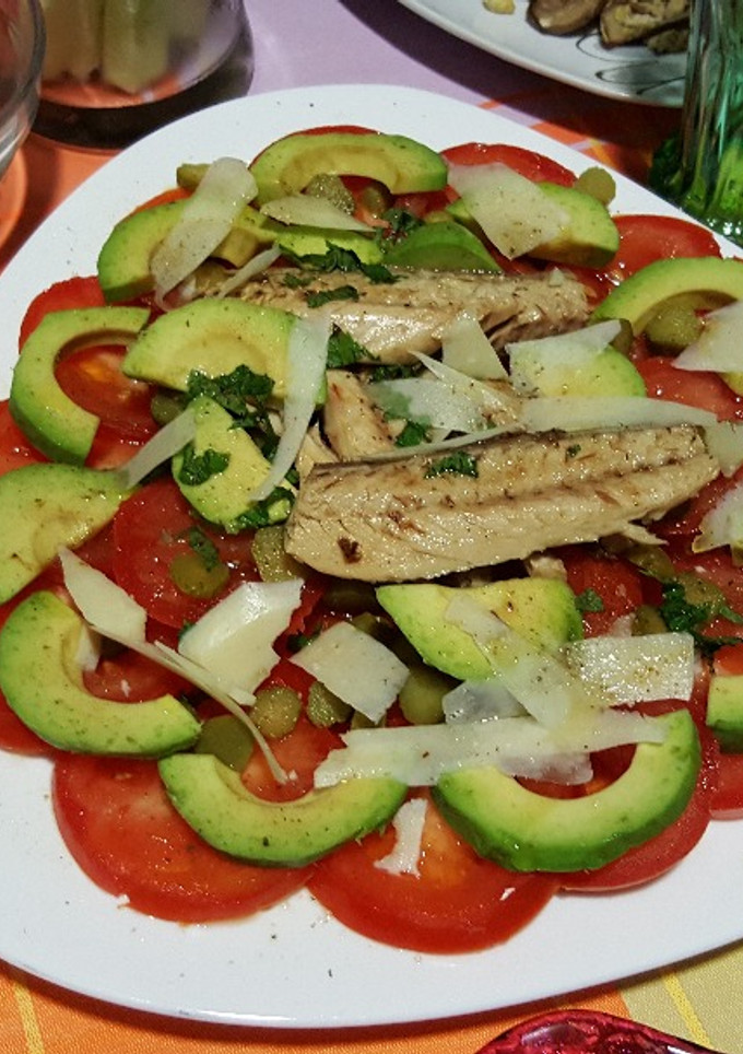 Una foto de Ensalada tomate, aguacate y caballa