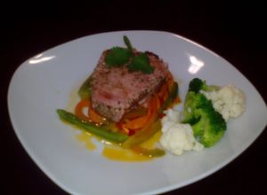 Una foto de Medallon de atún en salsa de jengibre