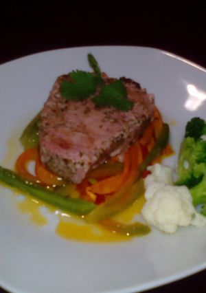 Una foto de Medallon de atún en salsa de jengibre
