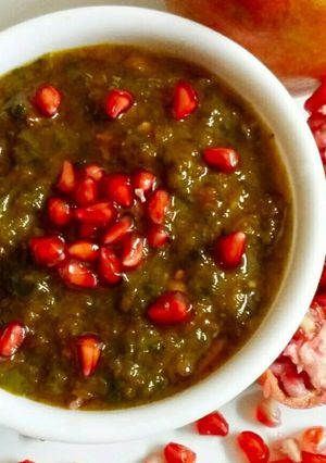 A picture of Spicy Chilli Coriander Pomegranate Chutney.