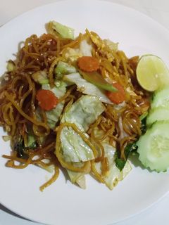 รูปของ เส้นเหลืองผัดซีอิ๊วผัก