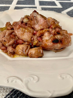 Una foto de Pollo con granada y naranjas
