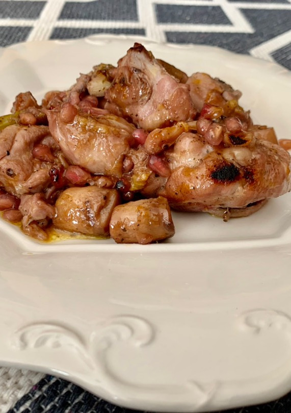 Una foto de Pollo con granada y naranjas