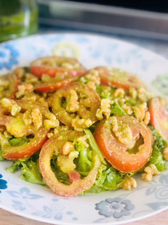Una foto de Ensalada verde con nueces y salsa pesto