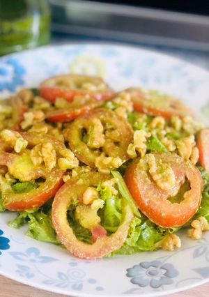 Una foto de Ensalada verde con nueces y salsa pesto
