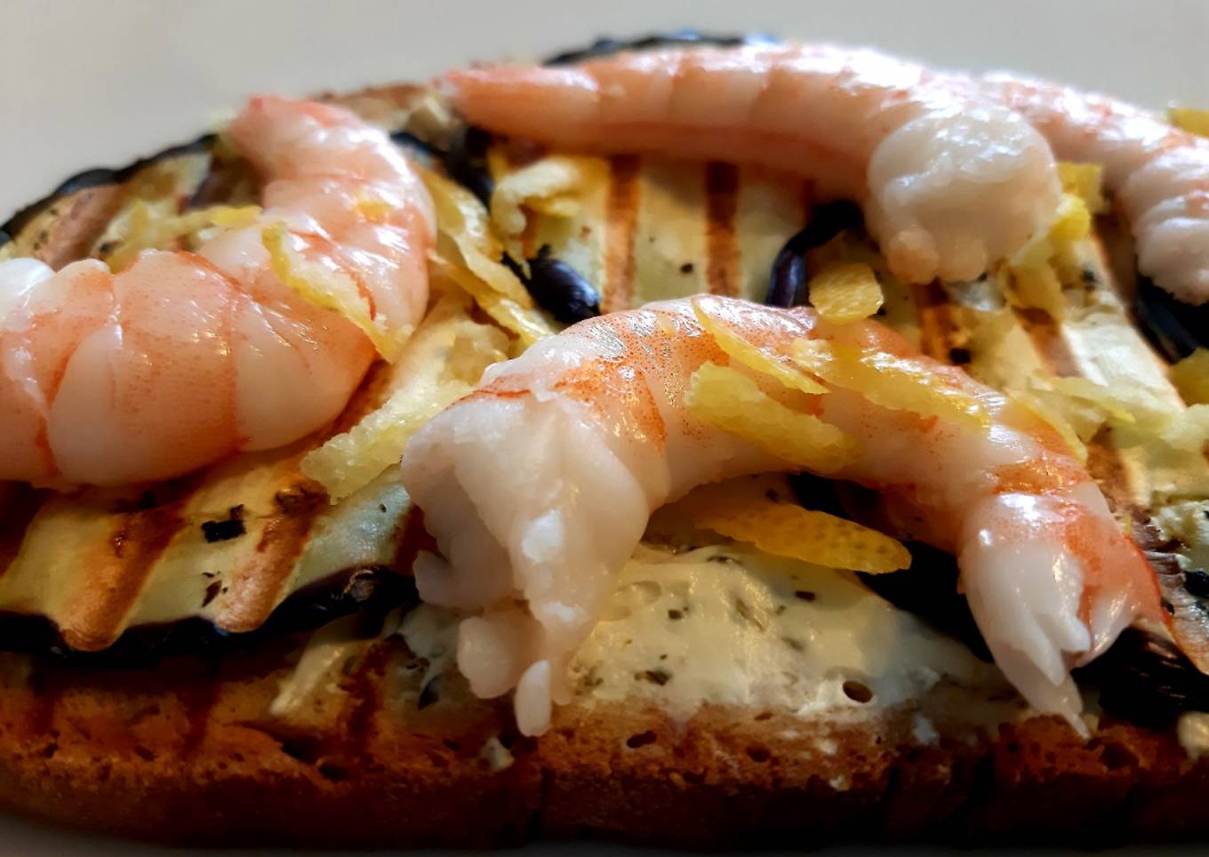 Shrimp with lemon and fried eggplant