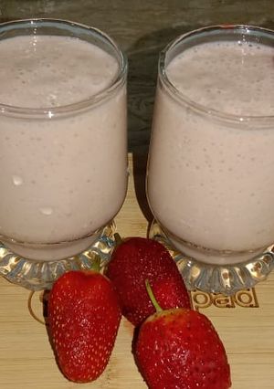 A picture of Strawberry & Banana shake..🍓🍌🍓🍌🍓🍌.