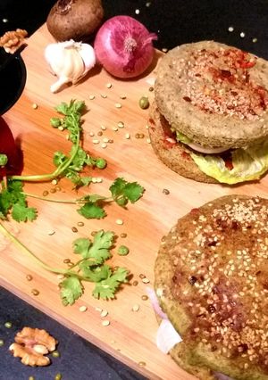ગ્રીન મૂંગદાલ બર્ગર વિથ બીટ રુટ ટિક્કી ને walnut ડીપ(green mung dal burger inGujarati) રેસીપી મુખ્ય ફોટો