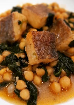 Una foto de Bacalao con espinacas y garbanzos