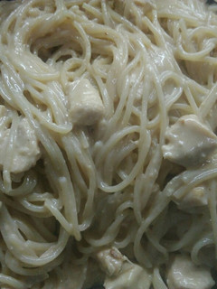 Una foto de Fideos con salsa blanca económica y pollo