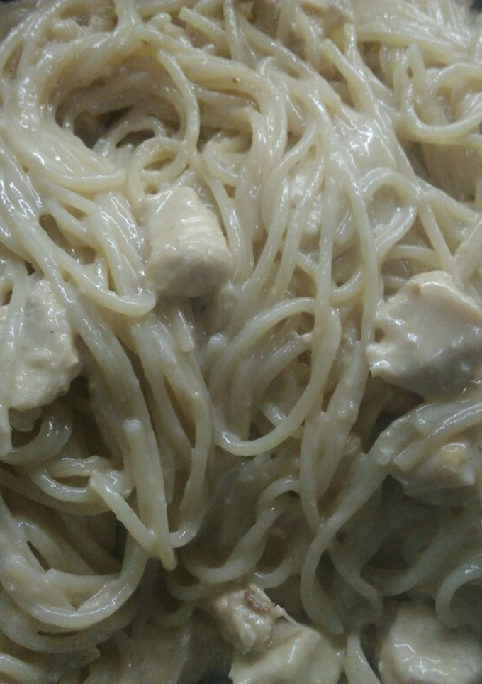 Una foto de Fideos con salsa blanca económica y pollo