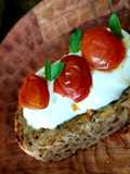 Tosta de creme azedo e tomate confit
