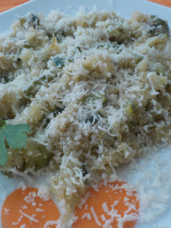 Una foto de Quinoa con cebolla y calabacín al toque parmesano