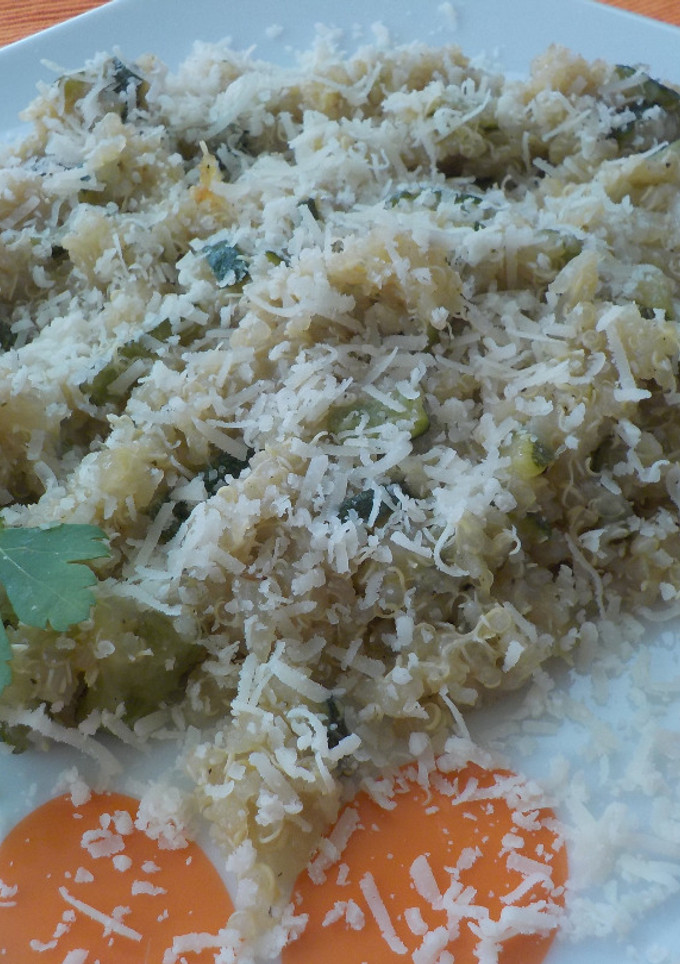 Una foto de Quinoa con cebolla y calabacín al toque parmesano