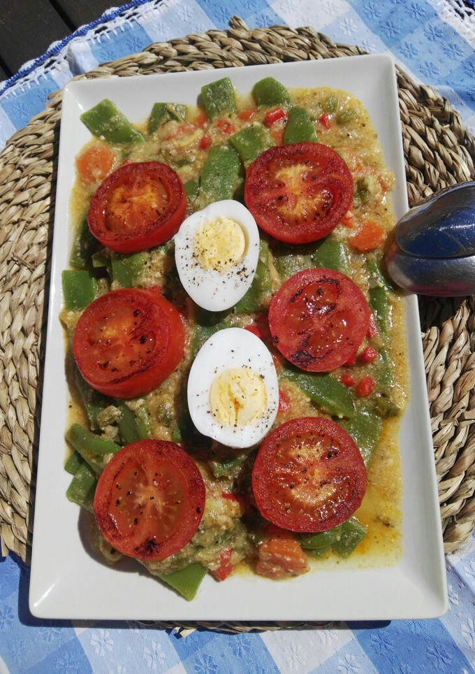 Una foto de Judías verdes con tomate y huevo