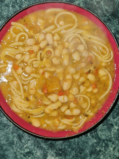 Una foto de Porotos con tallarines
