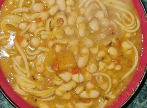 Una foto de Porotos con tallarines