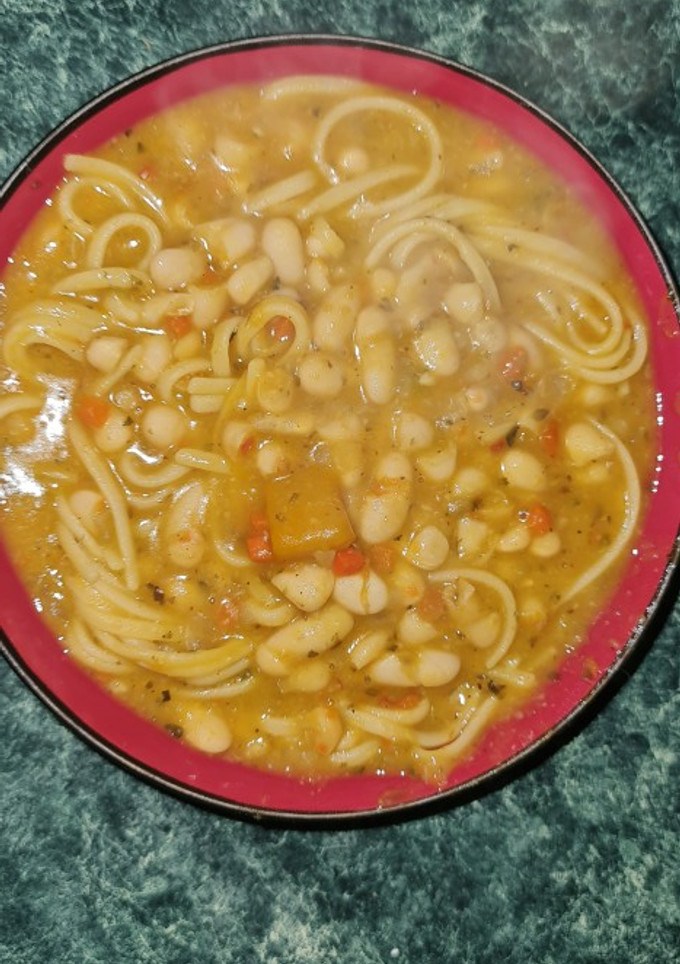 Una foto de Porotos con tallarines