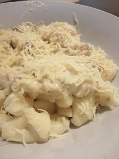 Una foto de Ñoquis con salsa caruso