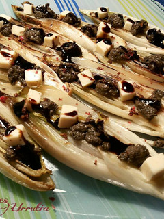 Una foto de Endivias a la plancha con tapenade y queso crema en virgen extra