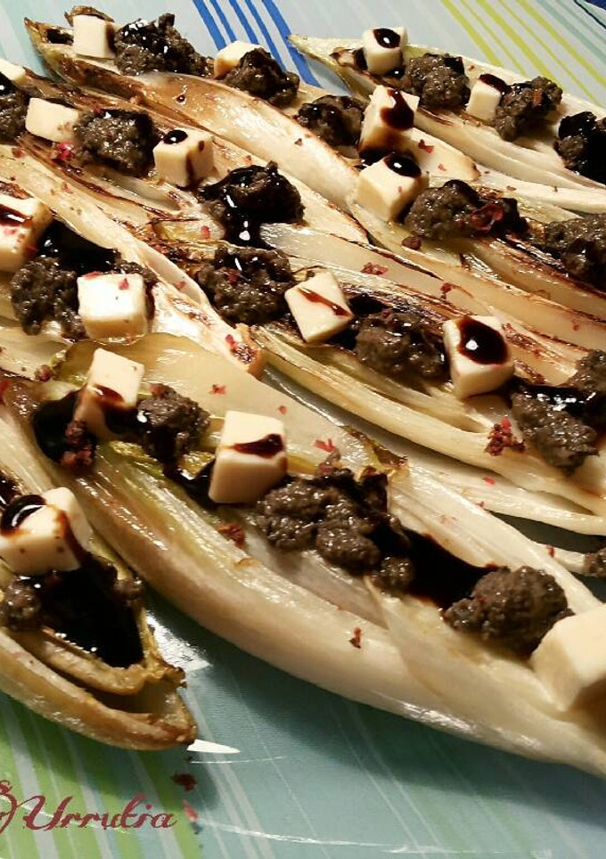 Una foto de Endivias a la plancha con tapenade y queso crema en virgen extra