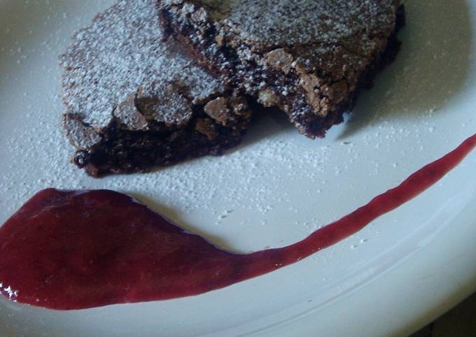 Brownies de chocolate Águila con salsa de frutilla Receta de Lucía - Cookpad