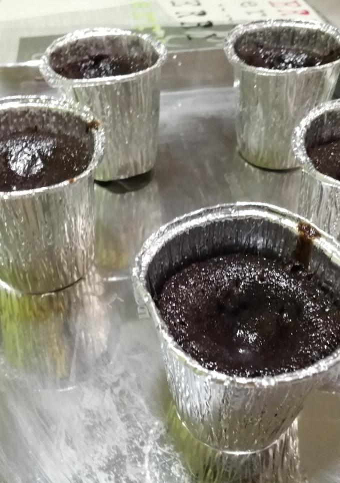 சாக்கோலாவ கேக் (Chocco lava cake recipe in tamil) செய்முறை முக்கிய புகைப்படம்