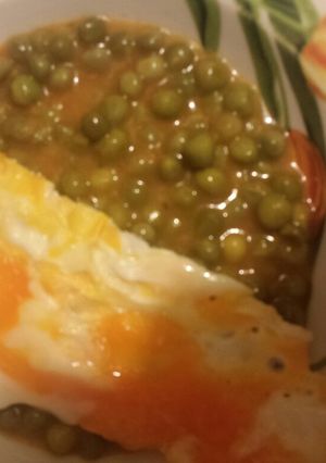 Cukorborsó főzelék tükör tojással recept fotója