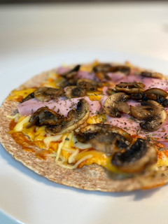 Una foto de Tortipizza funghi: champiñón jamón y queso