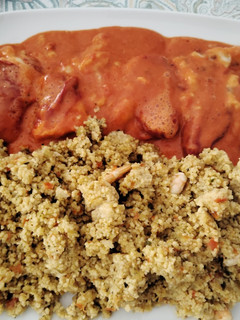 Una foto de Pimientos del piquillo rellenos fáciles en salsa de piquillo y acompañado de ensalada de cuscús