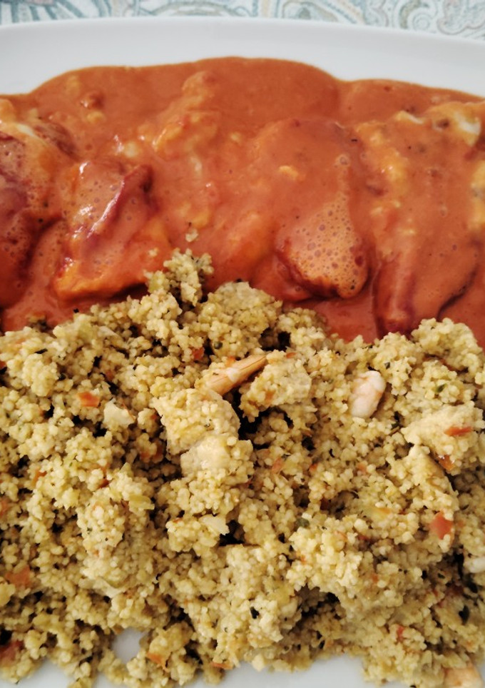 Una foto de Pimientos del piquillo rellenos fáciles en salsa de piquillo y acompañado de ensalada de cuscús