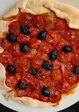 Une photo de Tarte rustique à la tomate cerise