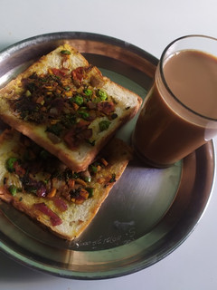 Hyderabadi Irani chai with Veg Masala Bread(Hyderabadi Irani chai recipe in tamil) செய்முறை முக்கிய புகைப்படம்