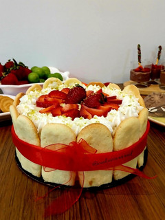 عکسی از دستور کیک شارلوت توت فرنگی 🍓