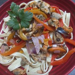 A picture of Mussels with Ham, Peppers and dry Rosé Wine.